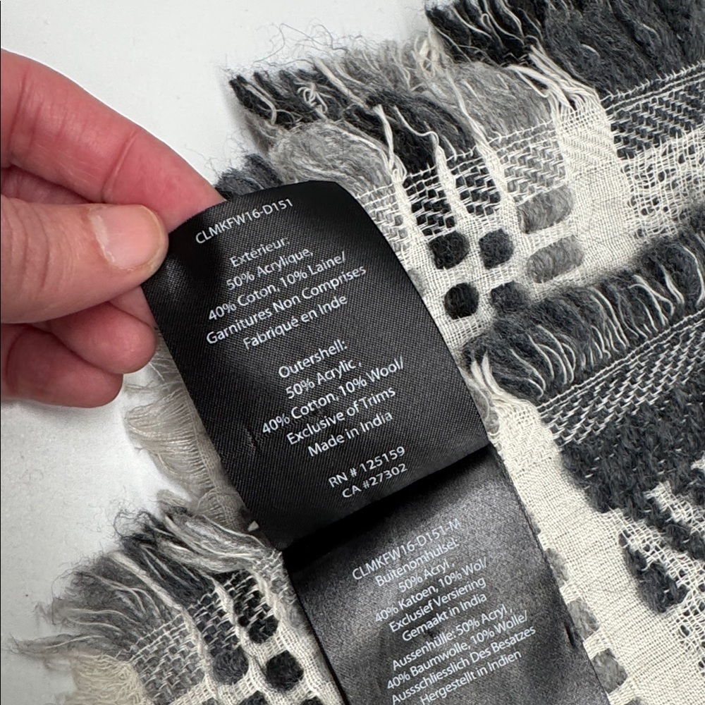 Mackage scarf - Picture 3 of 4